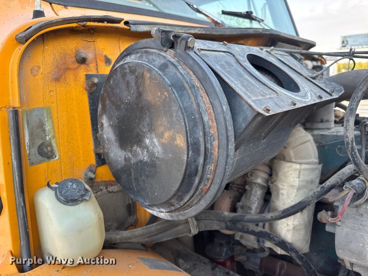 image for item DO2413 2001 International 4900 dump truck