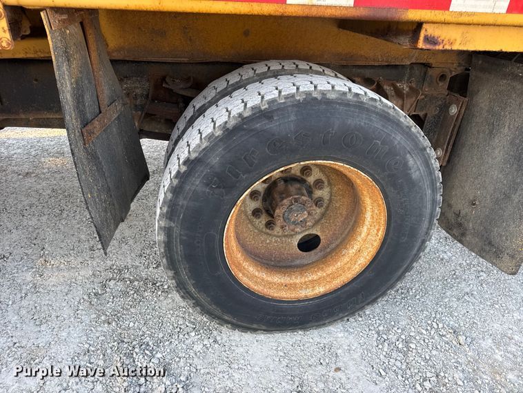 image for item DO2413 2001 International 4900 dump truck