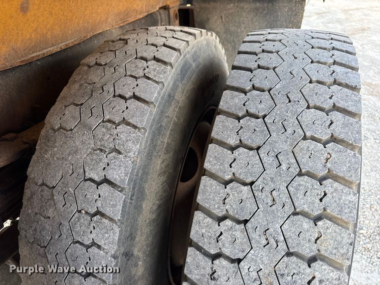 image for item DO2413 2001 International 4900 dump truck