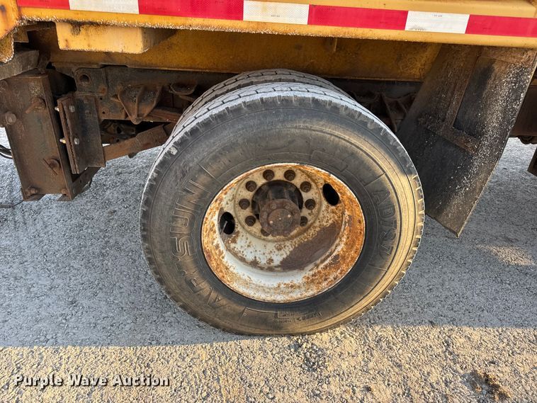 image for item DO2413 2001 International 4900 dump truck