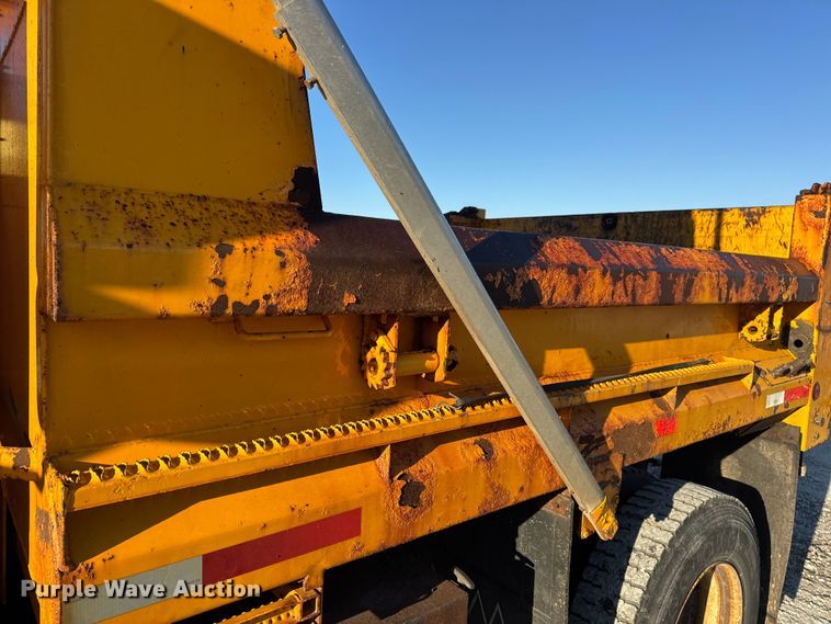 image for item DO2414 2005 International 7400 dump truck