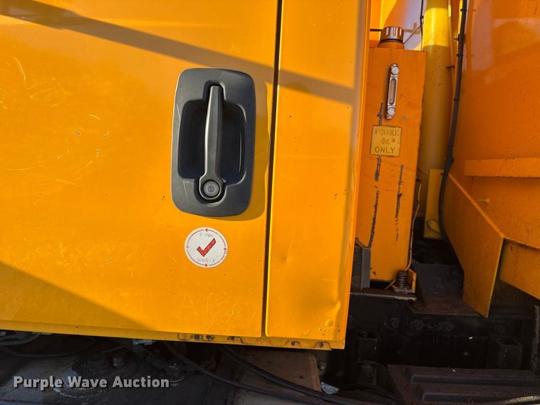 image for item DO2414 2005 International 7400 dump truck