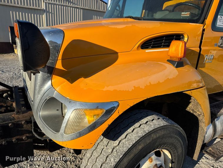 image for item DO2414 2005 International 7400 dump truck