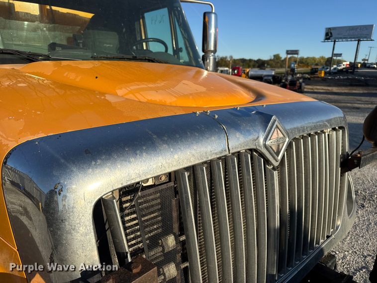 image for item DO2414 2005 International 7400 dump truck