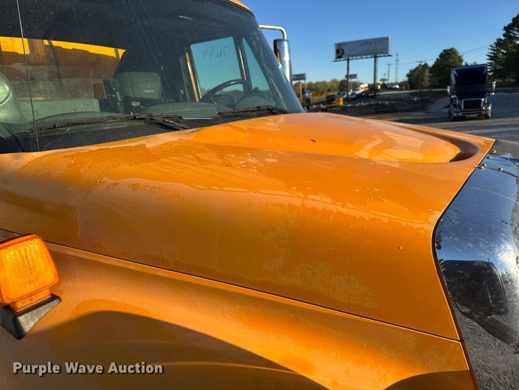 image for item DO2414 2005 International 7400 dump truck