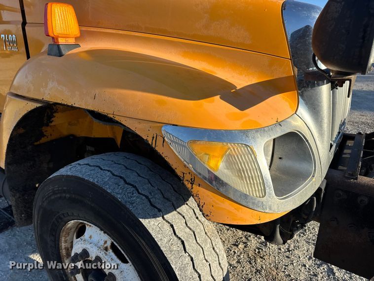 image for item DO2414 2005 International 7400 dump truck