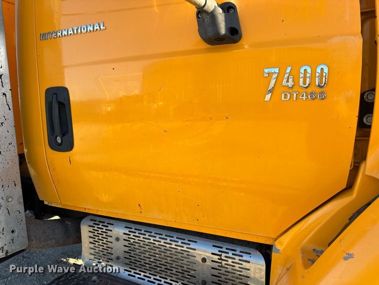 image for item DO2414 2005 International 7400 dump truck