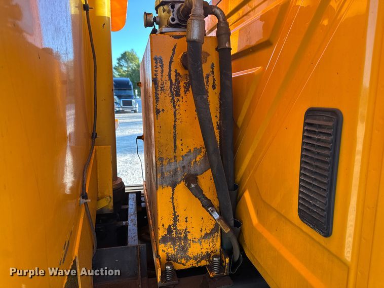 image for item DO2414 2005 International 7400 dump truck