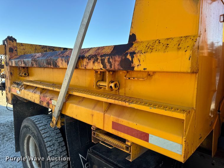 image for item DO2414 2005 International 7400 dump truck