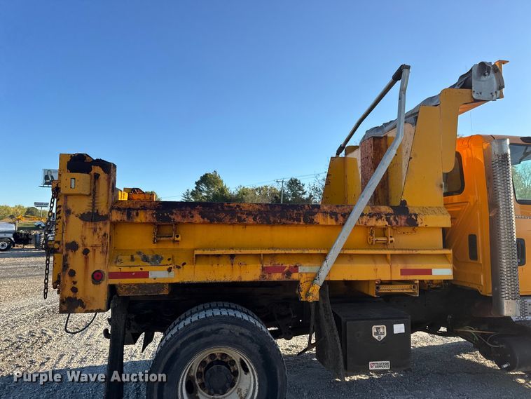 image for item DO2414 2005 International 7400 dump truck