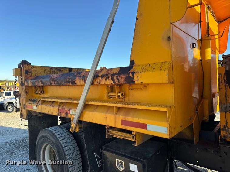 image for item DO2414 2005 International 7400 dump truck