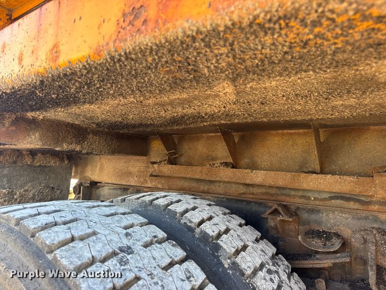 image for item DO2414 2005 International 7400 dump truck