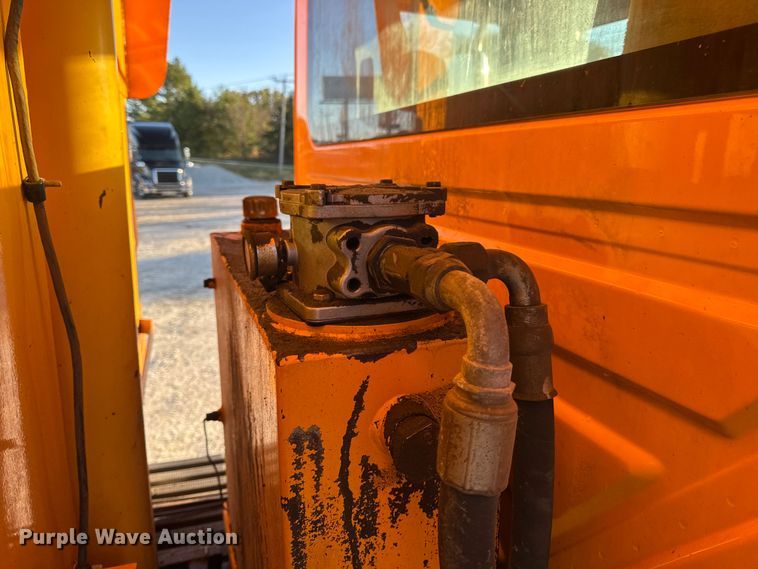 image for item DO2414 2005 International 7400 dump truck