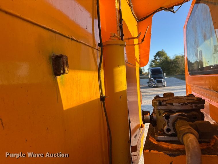 image for item DO2414 2005 International 7400 dump truck