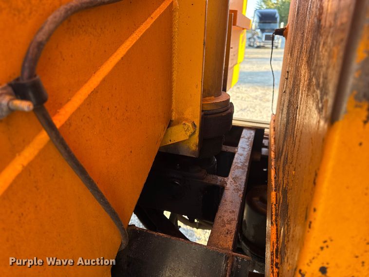 image for item DO2414 2005 International 7400 dump truck