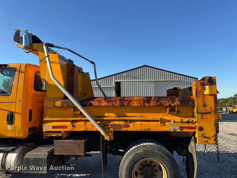 image for item DO2414 2005 International 7400 dump truck