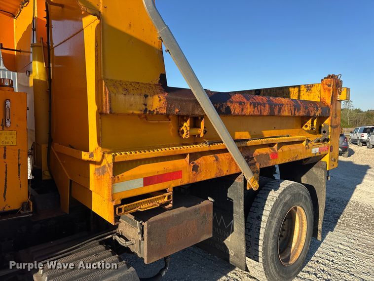 image for item DO2414 2005 International 7400 dump truck