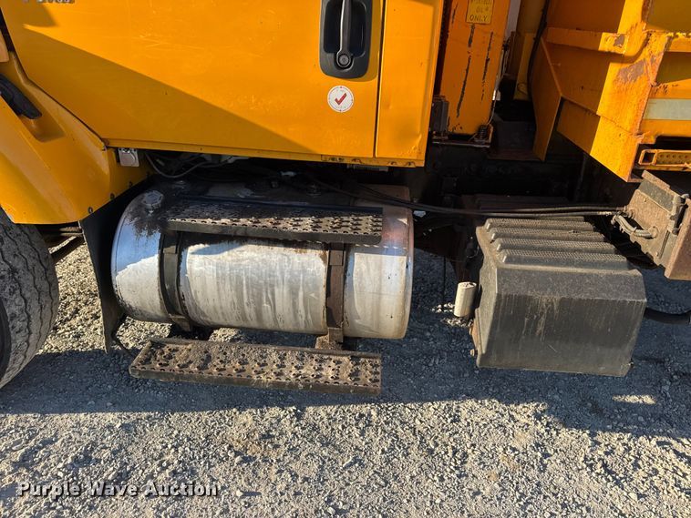 image for item DO2414 2005 International 7400 dump truck