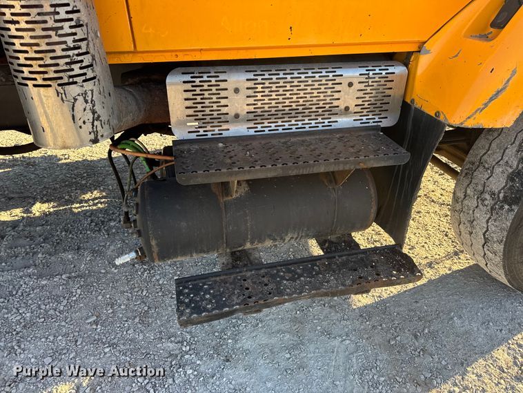 image for item DO2414 2005 International 7400 dump truck