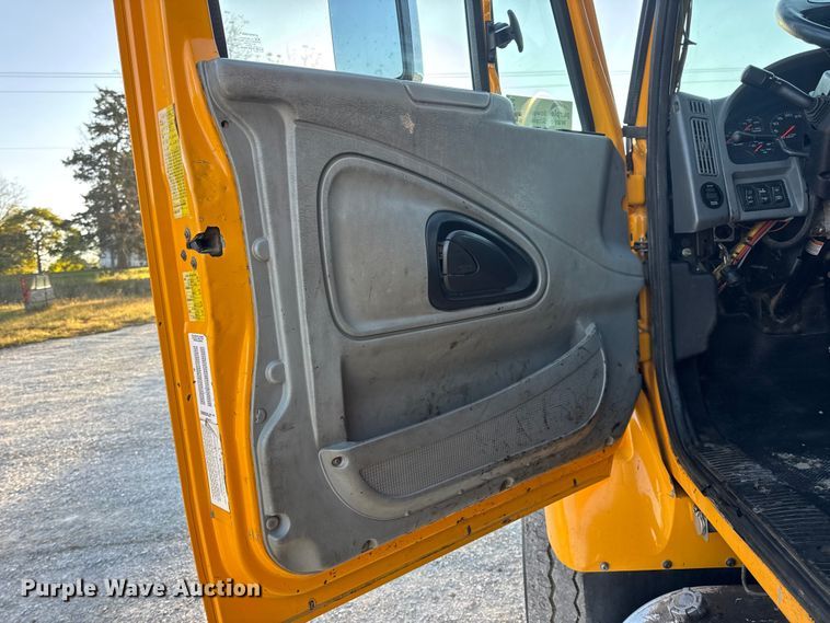 image for item DO2414 2005 International 7400 dump truck