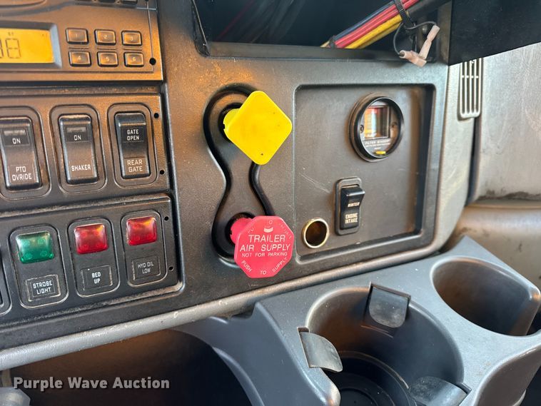 image for item DO2414 2005 International 7400 dump truck