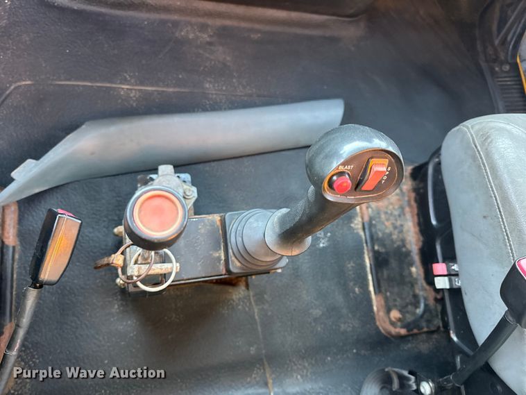 image for item DO2414 2005 International 7400 dump truck