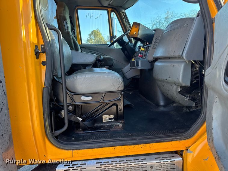 image for item DO2414 2005 International 7400 dump truck