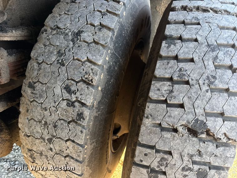 image for item DO2414 2005 International 7400 dump truck