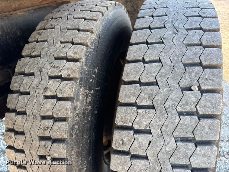 image for item DO2414 2005 International 7400 dump truck