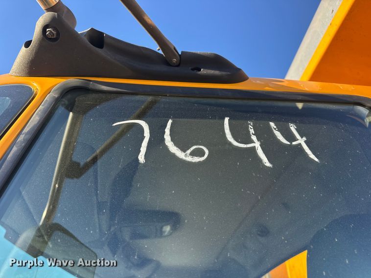 image for item DO2414 2005 International 7400 dump truck