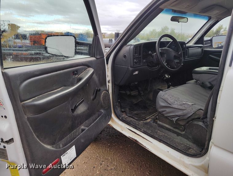 image for item DP5075 2006 GMC Sierra 3500 Crew Cab flatbed truck