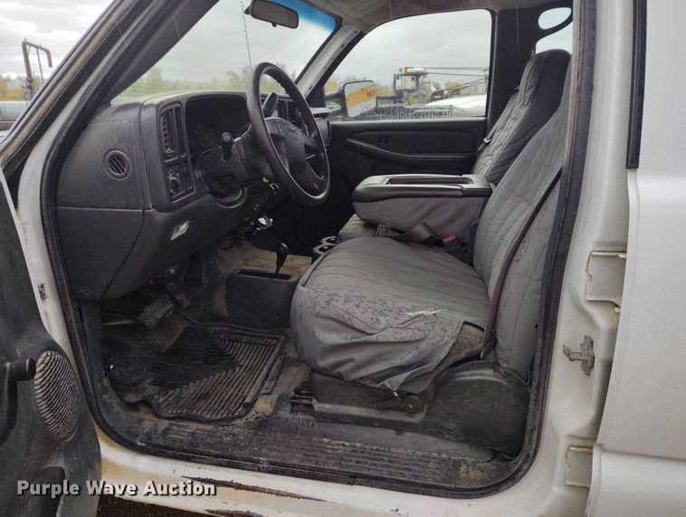 image for item DP5075 2006 GMC Sierra 3500 Crew Cab flatbed truck