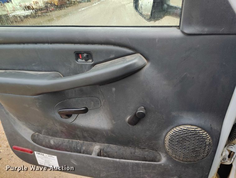 image for item DP5075 2006 GMC Sierra 3500 Crew Cab flatbed truck