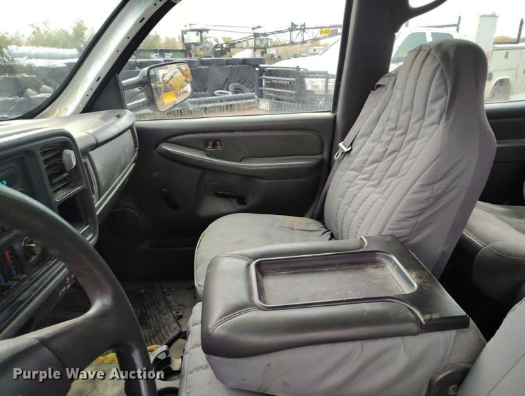 image for item DP5075 2006 GMC Sierra 3500 Crew Cab flatbed truck