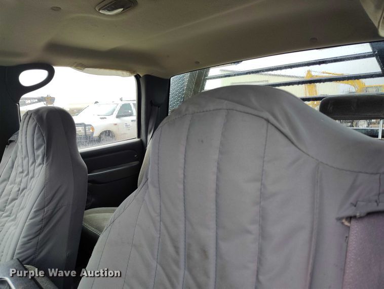 image for item DP5075 2006 GMC Sierra 3500 Crew Cab flatbed truck