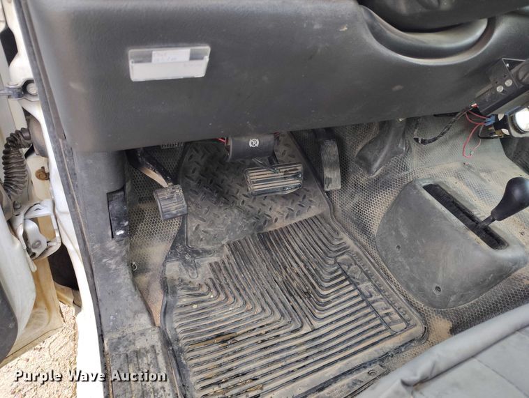 image for item DP5075 2006 GMC Sierra 3500 Crew Cab flatbed truck