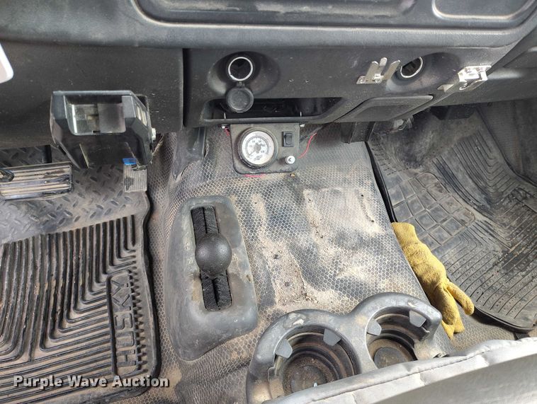 image for item DP5075 2006 GMC Sierra 3500 Crew Cab flatbed truck