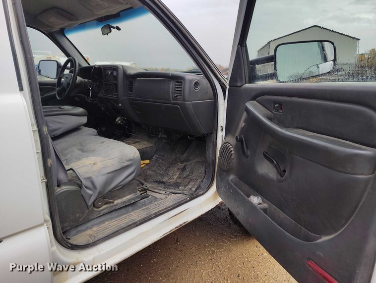 image for item DP5075 2006 GMC Sierra 3500 Crew Cab flatbed truck