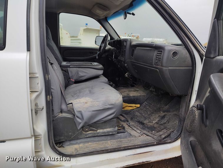 image for item DP5075 2006 GMC Sierra 3500 Crew Cab flatbed truck