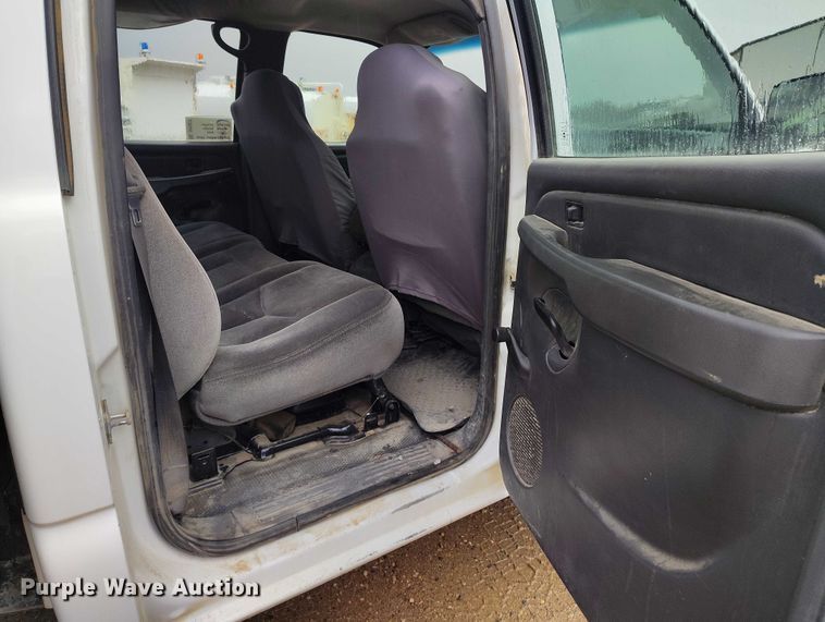 image for item DP5075 2006 GMC Sierra 3500 Crew Cab flatbed truck