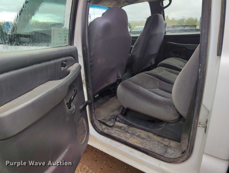 image for item DP5075 2006 GMC Sierra 3500 Crew Cab flatbed truck