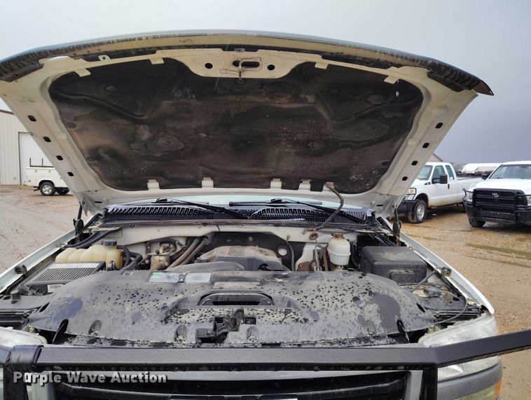 image for item DP5075 2006 GMC Sierra 3500 Crew Cab flatbed truck