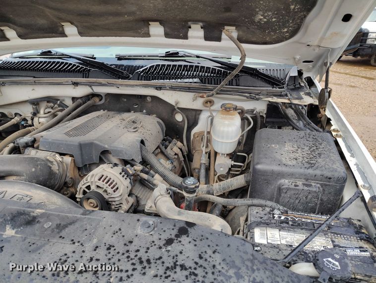 image for item DP5075 2006 GMC Sierra 3500 Crew Cab flatbed truck