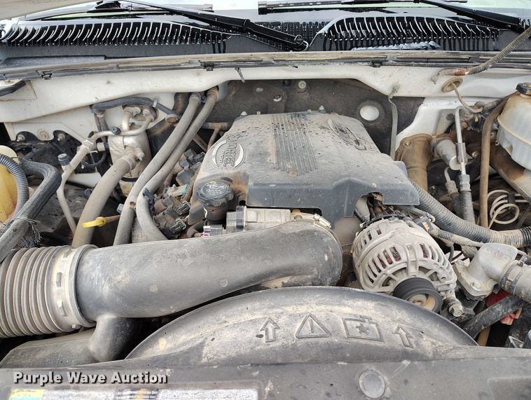 image for item DP5075 2006 GMC Sierra 3500 Crew Cab flatbed truck