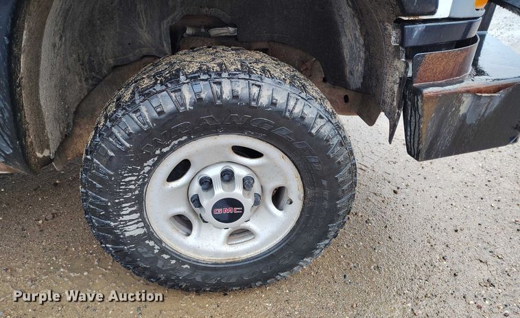 image for item DP5075 2006 GMC Sierra 3500 Crew Cab flatbed truck