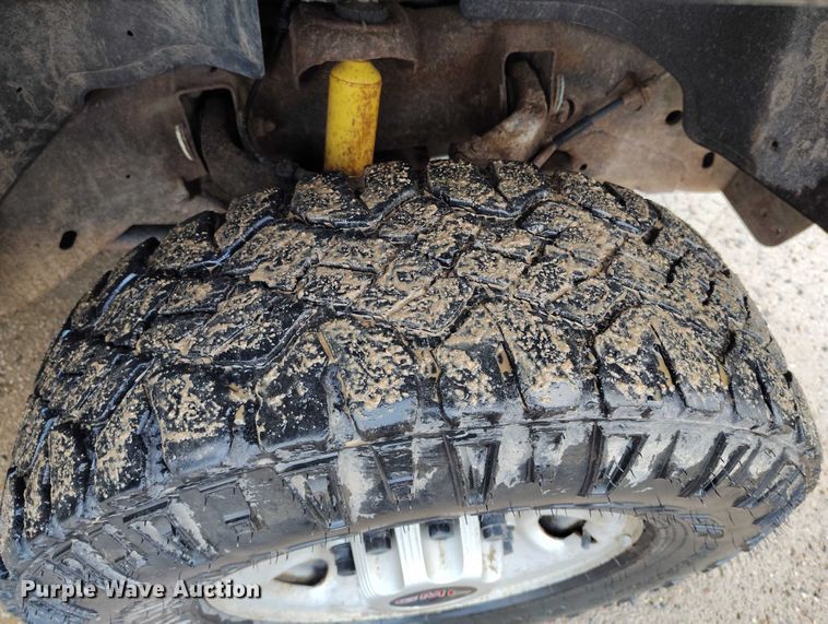 image for item DP5075 2006 GMC Sierra 3500 Crew Cab flatbed truck