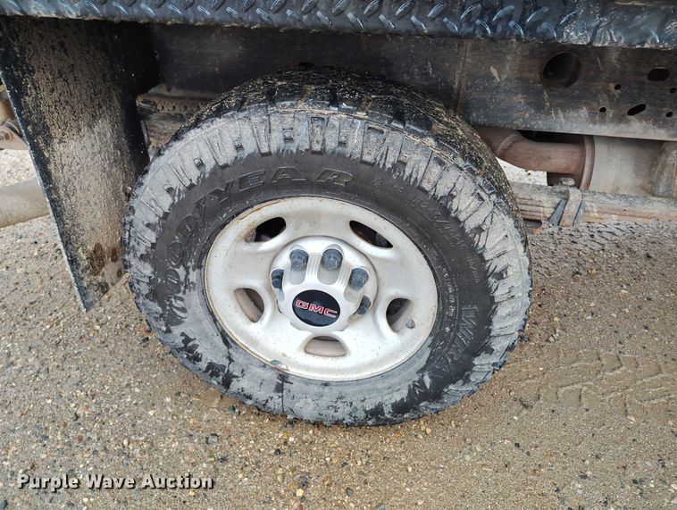 image for item DP5075 2006 GMC Sierra 3500 Crew Cab flatbed truck