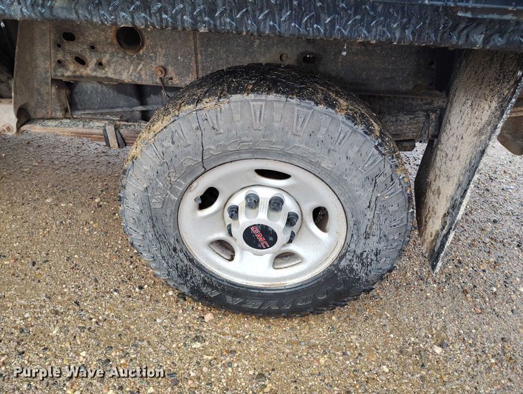 image for item DP5075 2006 GMC Sierra 3500 Crew Cab flatbed truck