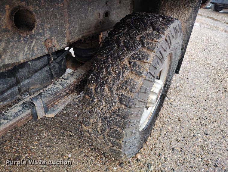 image for item DP5075 2006 GMC Sierra 3500 Crew Cab flatbed truck