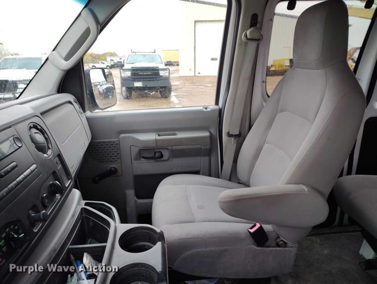 image for item DP5076 2010 Ford E350 Super Duty XL van